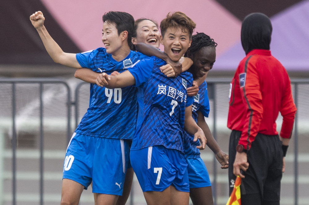 世界级足球比赛中女性选手高空铲球秀